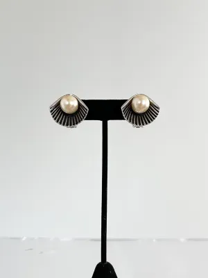 1960's Clam Shell Pearl Clip-on Earring
