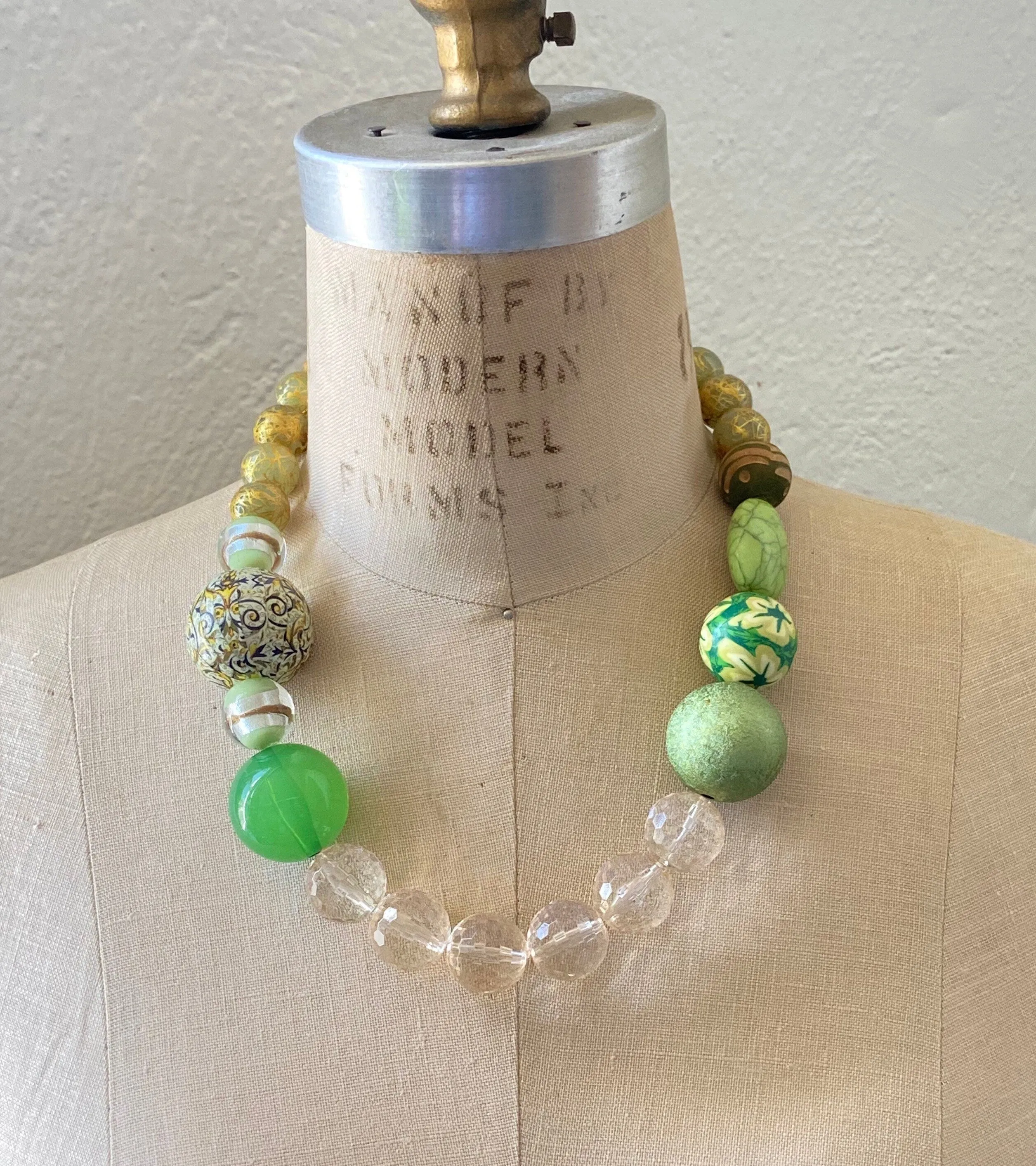 Queen Mum Ivy Choker Necklace